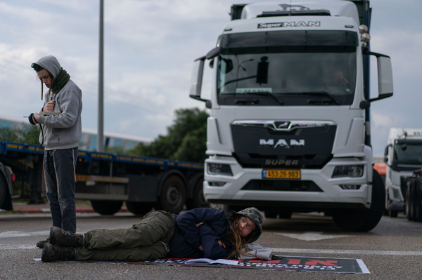 As the military has blocked access to some border crossings, protesters have moved around the country. Some right-wing protesters tried to block the port in Ashdod, Israel.