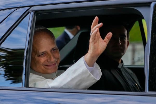  Pope Leo XIV waving